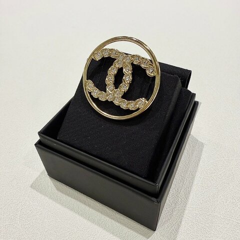 CHANEL - 金色圓形雙C方鑽胸針