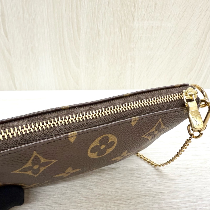 LV老花一字拉鍊Mini Pochette Accessoires小麻將包M58009-4