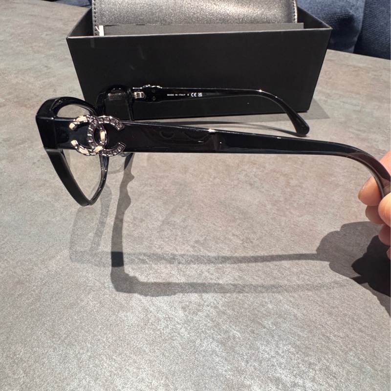 Chanel 香奈兒鏡腳字母logo平光眼鏡 皮穿鏈拼接水鑽特殊限量款-12