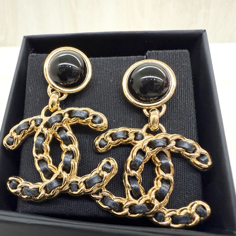 CHANEL黑金19系列墜飾雙C耳環-2