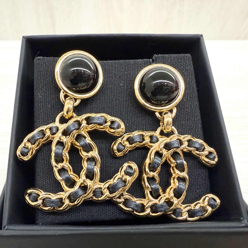 CHANEL黑金19系列墜飾雙C耳環-3