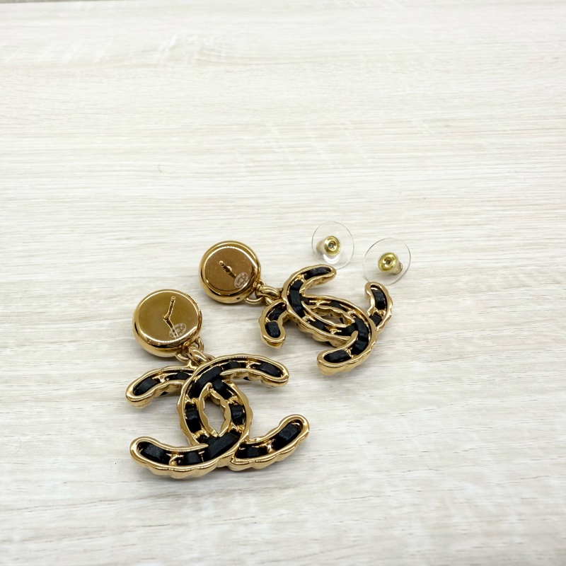 CHANEL黑金19系列墜飾雙C耳環-4