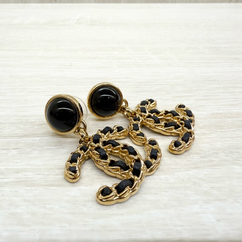 CHANEL黑金19系列墜飾雙C耳環-5