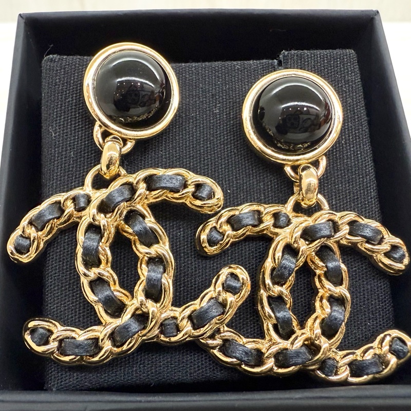 CHANEL黑金19系列墜飾雙C耳環-6