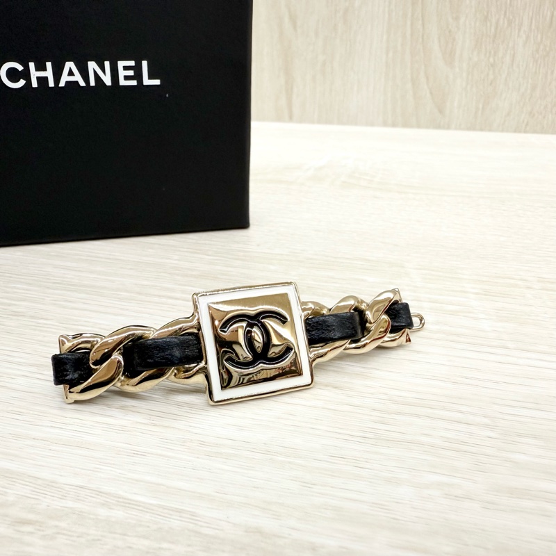 CHANEL銀邊方塊格雙C logo皮穿鍊髮夾-0
