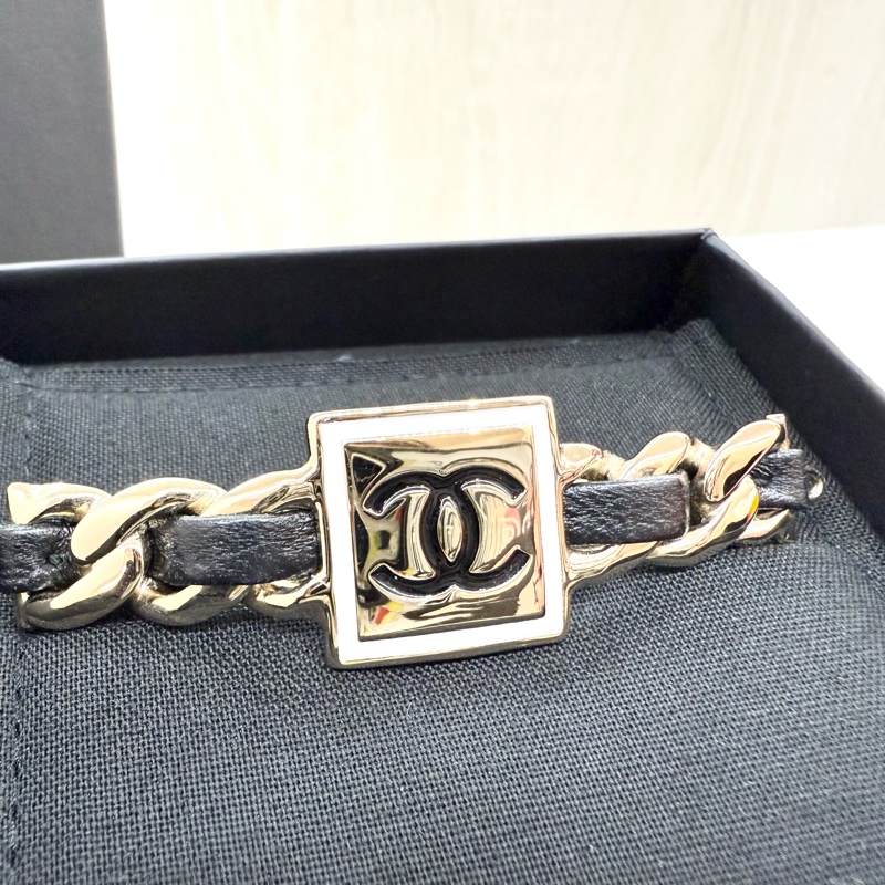 CHANEL銀邊方塊格雙C logo皮穿鍊髮夾-1