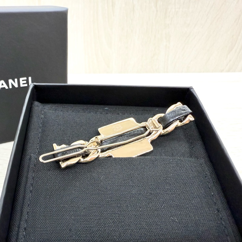 CHANEL銀邊方塊格雙C logo皮穿鍊髮夾-2