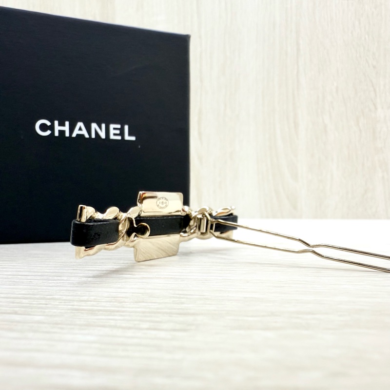 CHANEL銀邊方塊格雙C logo皮穿鍊髮夾-4