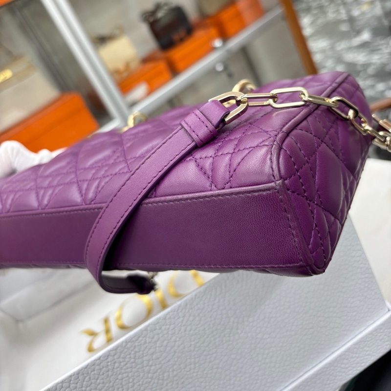 Dior 葡萄紫Djoy中號橫版戴妃 底長約26，23年編碼 附件塵袋、盒-5
