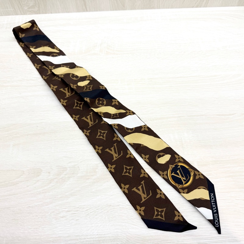 LV深咖啡色老花迷彩長絲巾-1