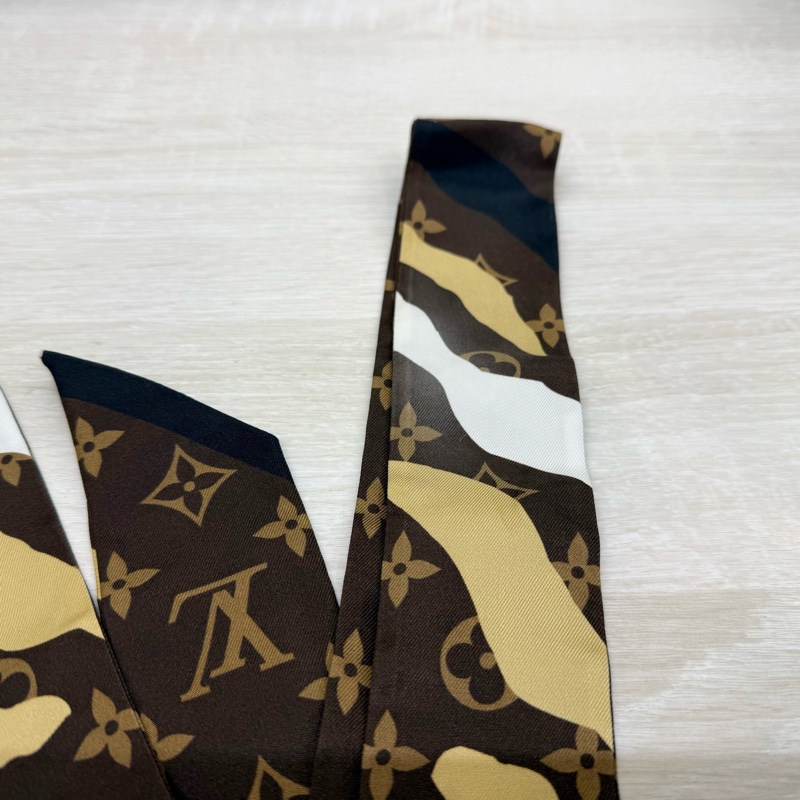 LV深咖啡色老花迷彩長絲巾-6