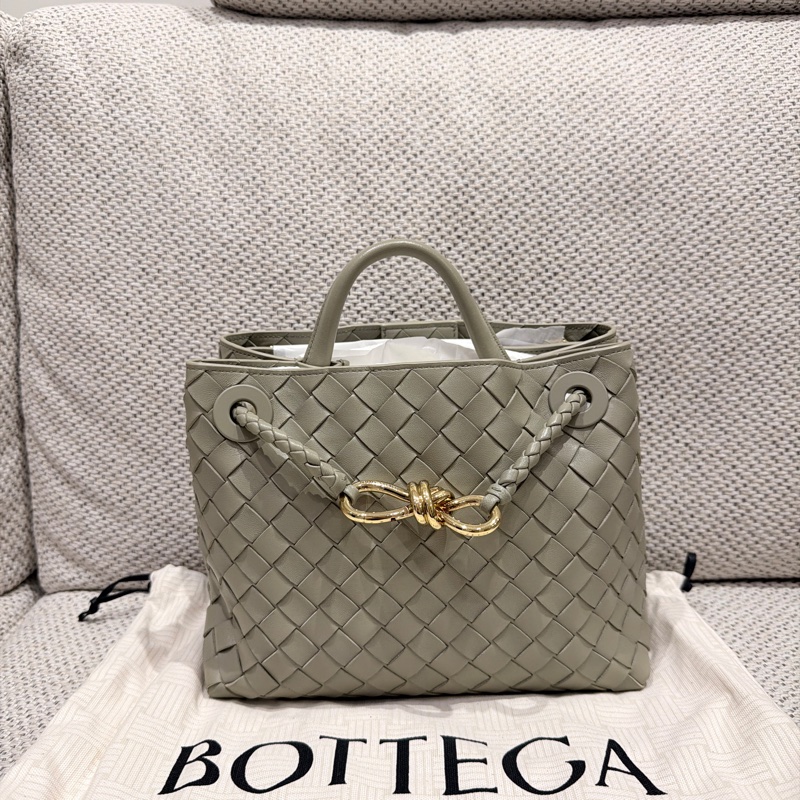 BOTTEGA VENETA - Small Andiamo 編織磁扣開合小號羊皮Travertine色肩背包-0