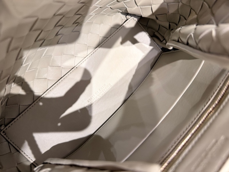 BOTTEGA VENETA - Small Andiamo 編織磁扣開合小號羊皮Travertine色肩背包-3