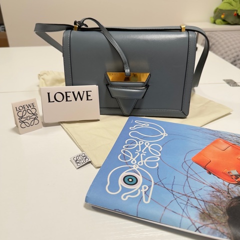 Loewe Barcelona 三角金屬設計皮革（霧霾藍） 中號