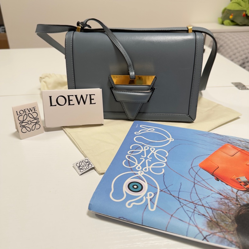 Loewe Barcelona 三角金屬設計皮革（霧霾藍） 中號-0