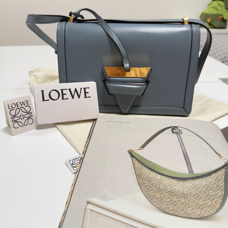 Loewe Barcelona 三角金屬設計皮革（霧霾藍） 中號-3