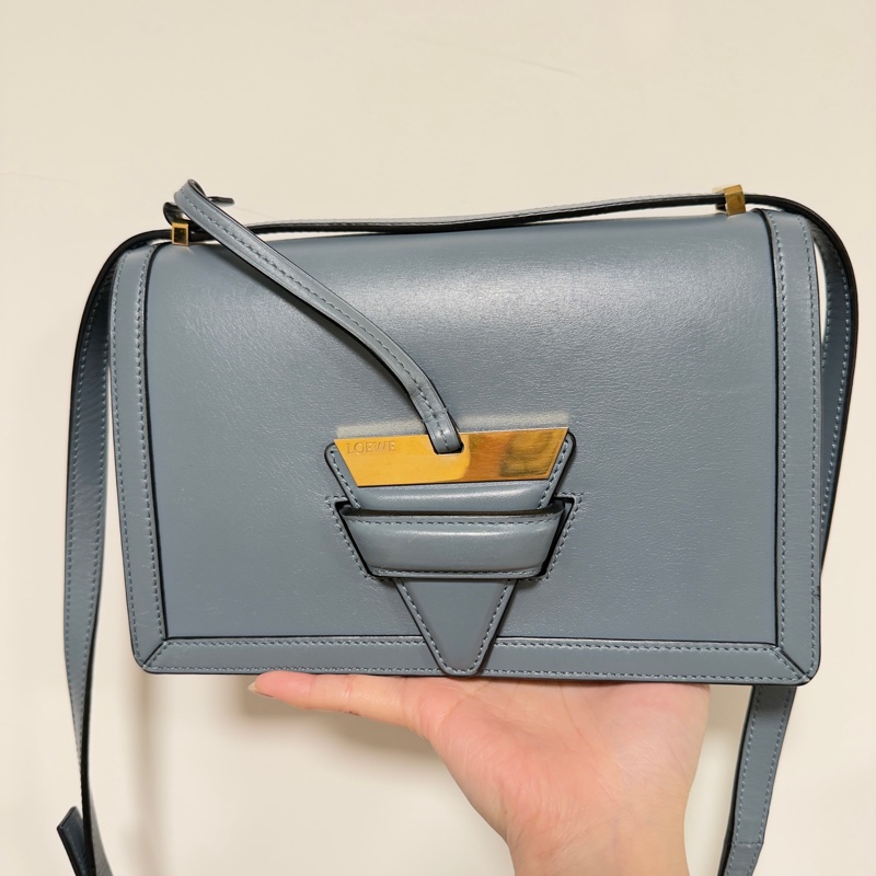 Loewe Barcelona 三角金屬設計皮革（霧霾藍） 中號-4