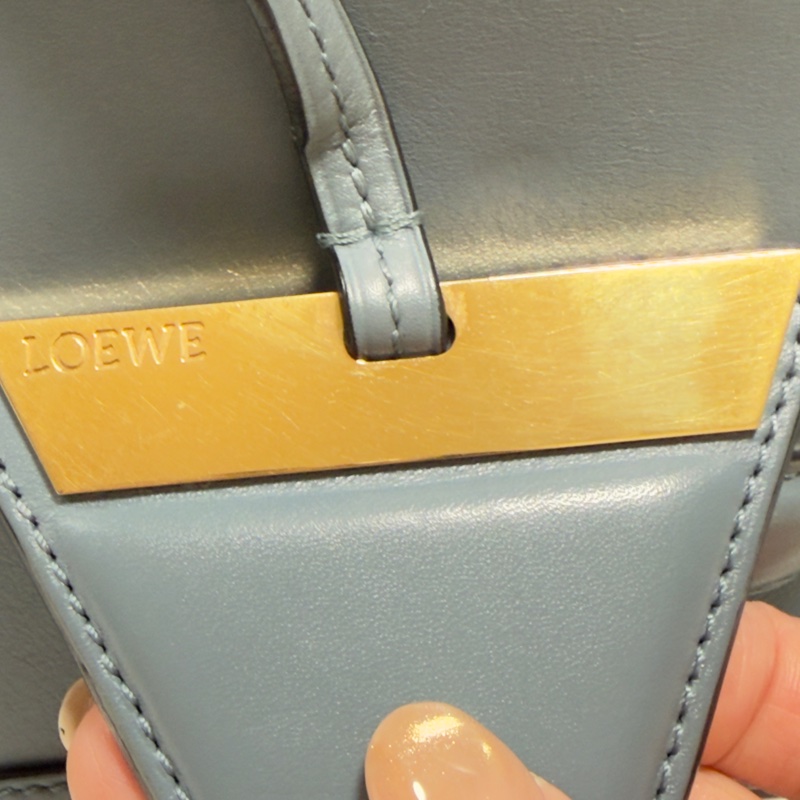 Loewe Barcelona 三角金屬設計皮革（霧霾藍） 中號-11