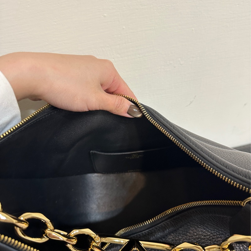 Valentino VLogo Moon 品牌V金屬鍊帶粒面小牛皮肩斜背流浪包(黑色)-3