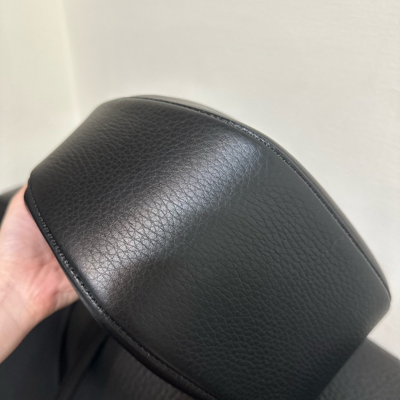 Valentino VLogo Moon 品牌V金屬鍊帶粒面小牛皮肩斜背流浪包(黑色)-9