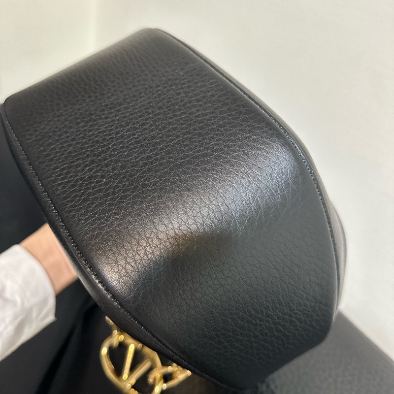 Valentino VLogo Moon 品牌V金屬鍊帶粒面小牛皮肩斜背流浪包(黑色)-10