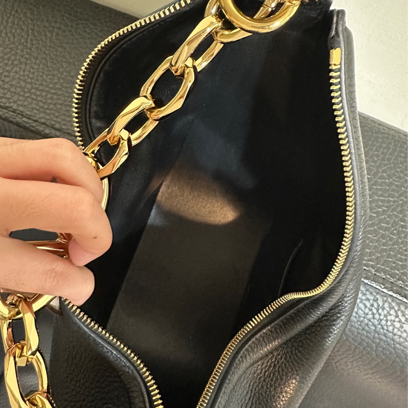 Valentino VLogo Moon 品牌V金屬鍊帶粒面小牛皮肩斜背流浪包(黑色)-11