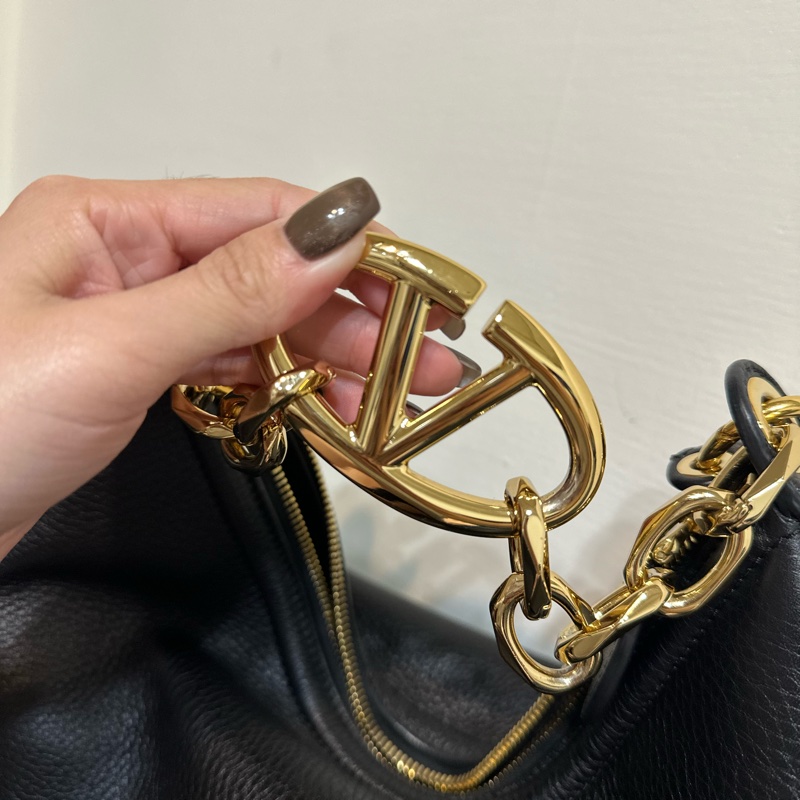 Valentino VLogo Moon 品牌V金屬鍊帶粒面小牛皮肩斜背流浪包(黑色)-13