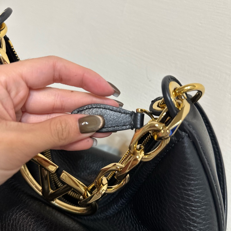 Valentino VLogo Moon 品牌V金屬鍊帶粒面小牛皮肩斜背流浪包(黑色)-14