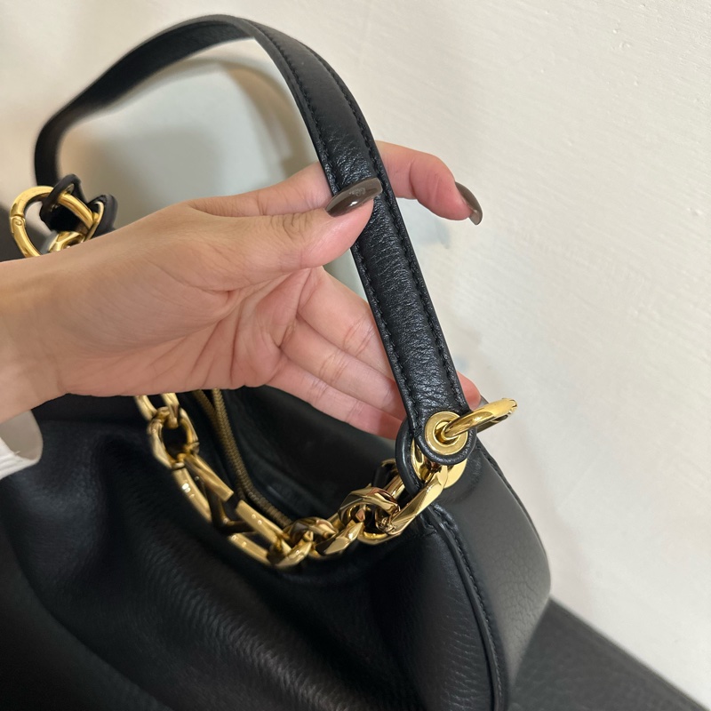 Valentino VLogo Moon 品牌V金屬鍊帶粒面小牛皮肩斜背流浪包(黑色)-16