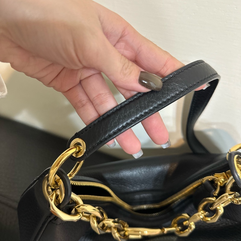 Valentino VLogo Moon 品牌V金屬鍊帶粒面小牛皮肩斜背流浪包(黑色)-17