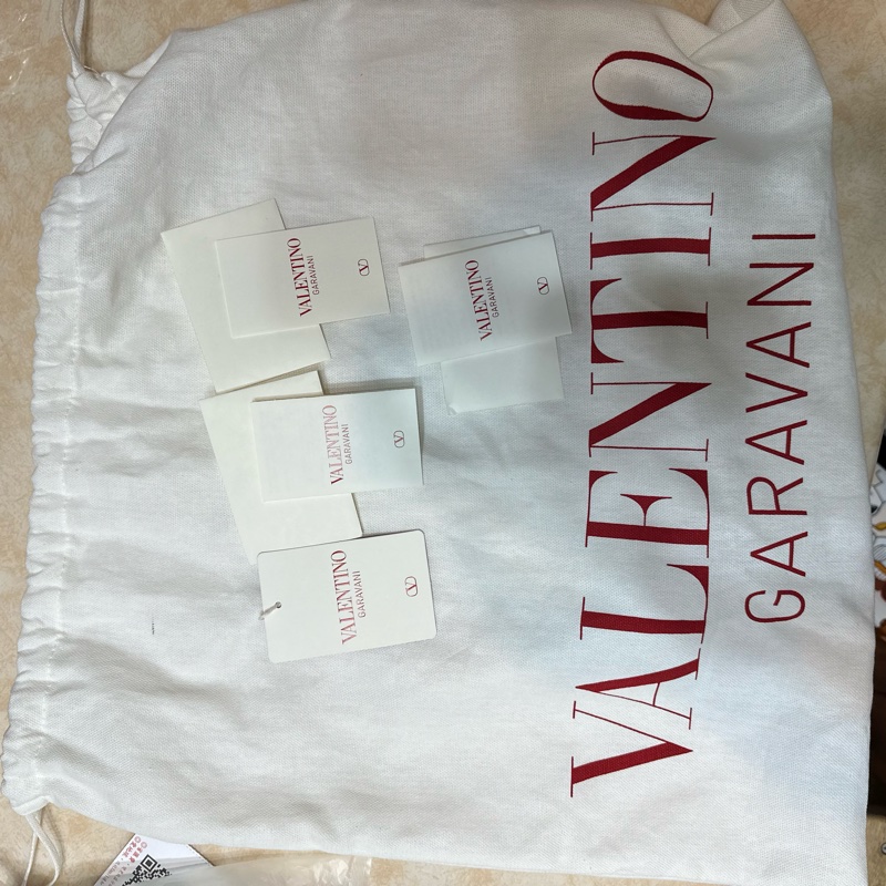 Valentino VLogo Moon 品牌V金屬鍊帶粒面小牛皮肩斜背流浪包(黑色)-18