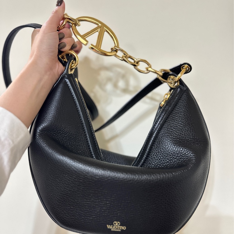 Valentino VLogo Moon 品牌V金屬鍊帶粒面小牛皮肩斜背流浪包(黑色)-4