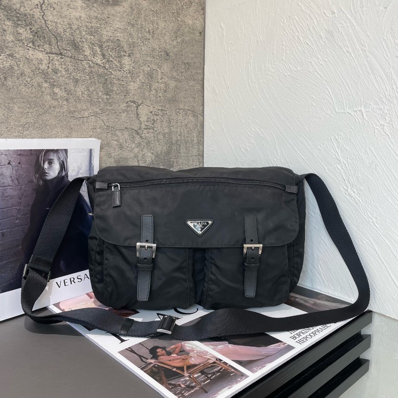 Prada 雙口袋大號郵差包 降落傘佈 肩帶可調又酷又颯-2