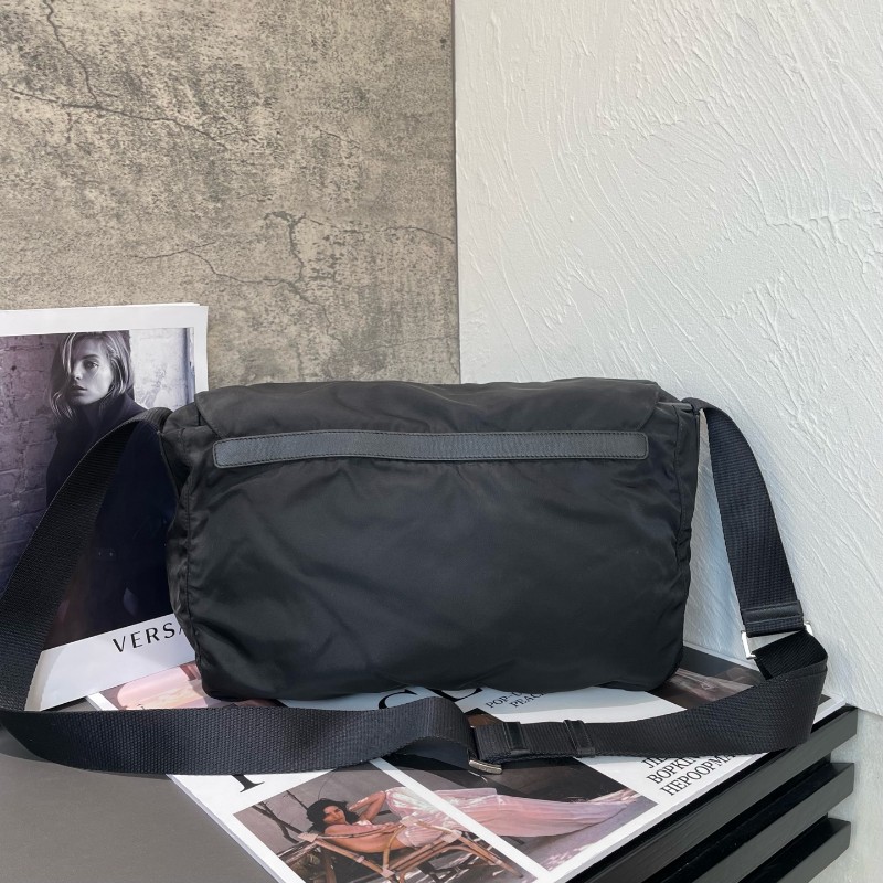 Prada 雙口袋大號郵差包 降落傘佈 肩帶可調又酷又颯-3