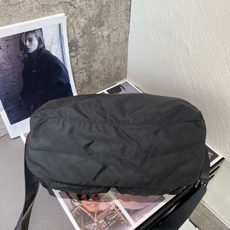 Prada 雙口袋大號郵差包 降落傘佈 肩帶可調又酷又颯-5