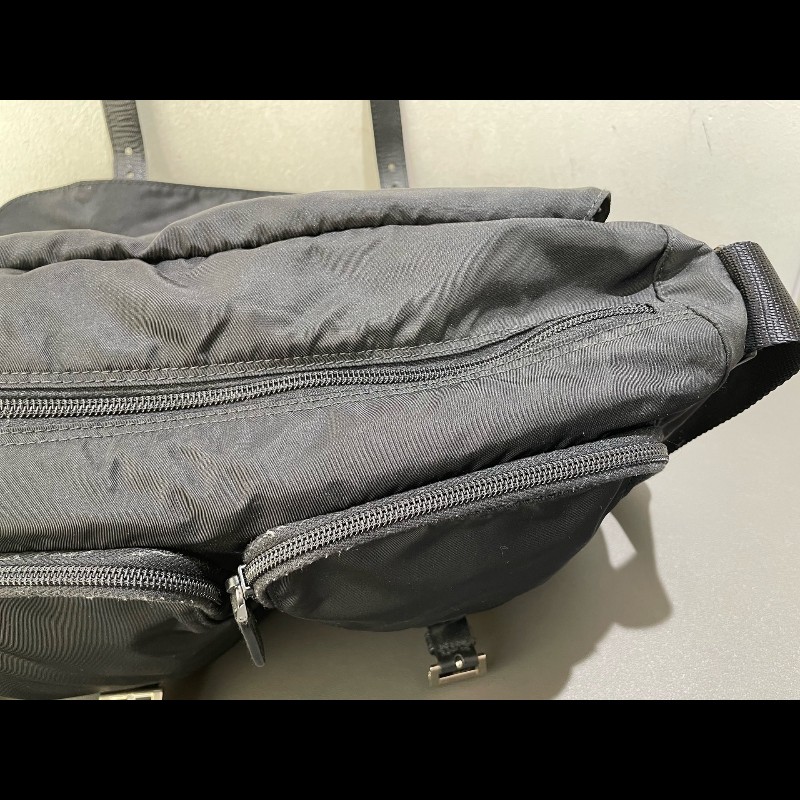 Prada 雙口袋大號郵差包 降落傘佈 肩帶可調又酷又颯-10