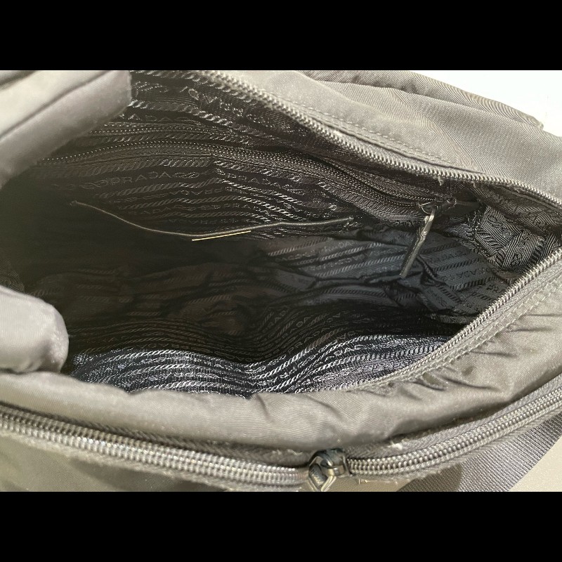 Prada 雙口袋大號郵差包 降落傘佈 肩帶可調又酷又颯-12