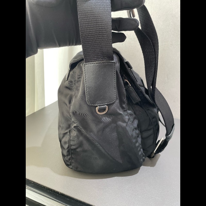 Prada 雙口袋大號郵差包 降落傘佈 肩帶可調又酷又颯-18