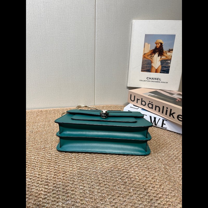 BVLGARI Serpenti Forever 經典蛇首搭扣鏈條肩帶 25cm 小牛皮 綠色-4