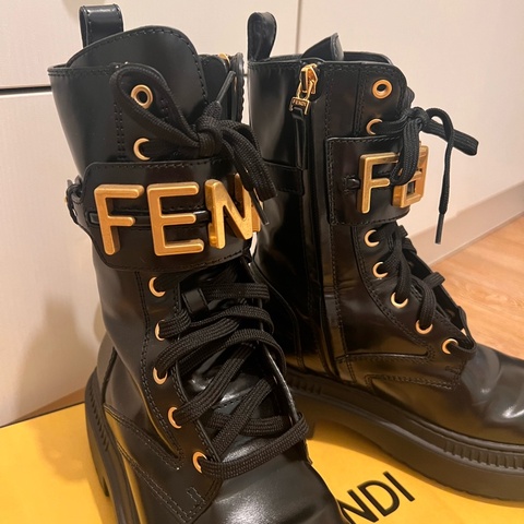 Fendi金色Logo綁帶中筒靴-購於微風信義Fendi-36號