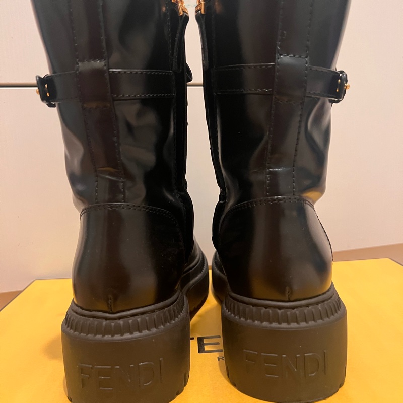 Fendi金色Logo綁帶中筒靴-購於微風信義Fendi-36號-2