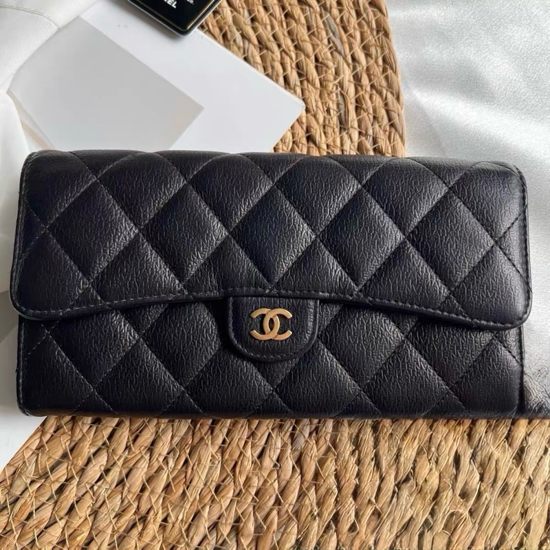 Chanel 字母印花荔枝牛長夾-1