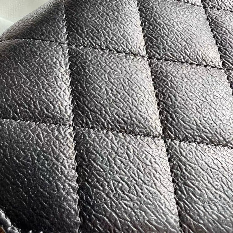 Chanel 字母印花荔枝牛長夾-7