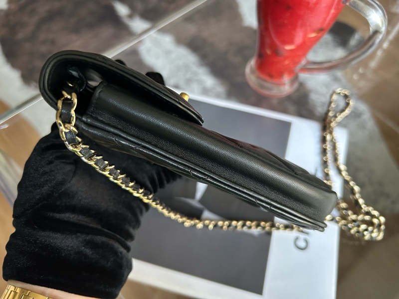 Chanel香奈兒黑金雙C logo菱格紋手機鏈條包-1