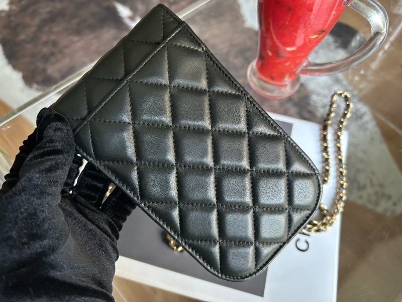 Chanel香奈兒黑金雙C logo菱格紋手機鏈條包-2