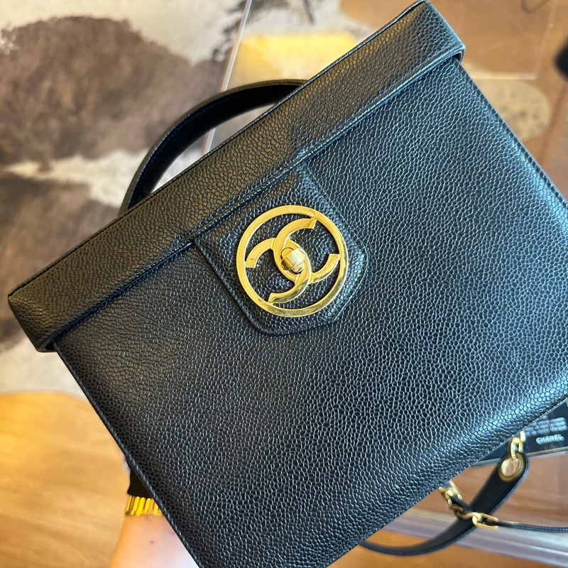 Chanel 香奈兒黑金魚子醬雙c扣化妝包帶肩帶-1
