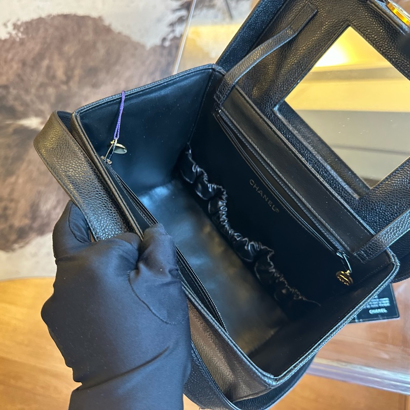 Chanel 香奈兒黑金魚子醬雙c扣化妝包帶肩帶-6