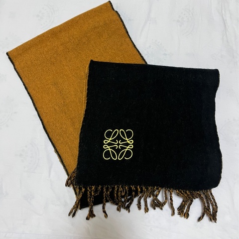 LOEWE黑色駝色雙色圍巾（五折）