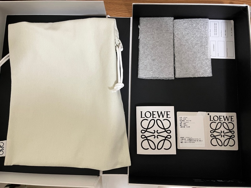 LOEWE肩背、手提背帶-6