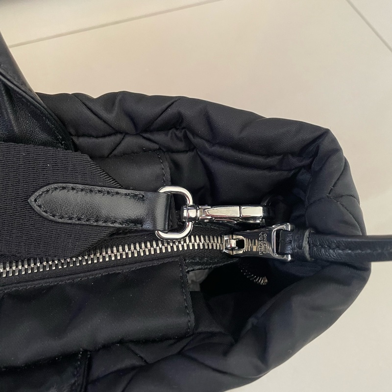 PRADA 黑色尼龍手提包-11